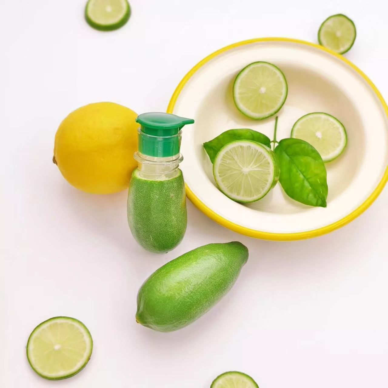 Manual fruit juicer